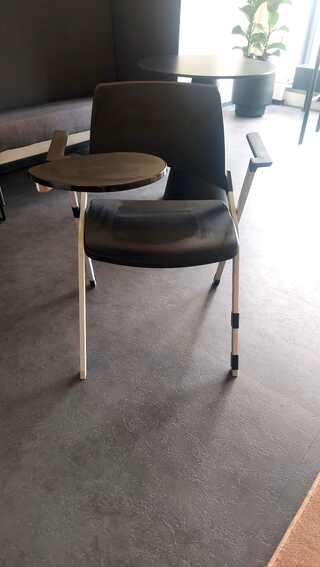 Ca. 12x Stoelen met schrijfblad op de leuning, zwart